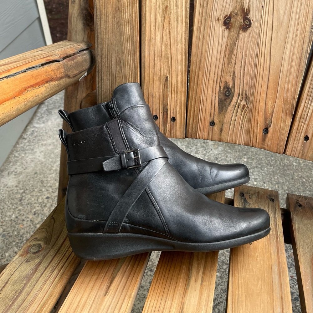 ECCO Felicia Black Leather Booties Size 41 Cross-Strap Ankle Comfort Boot